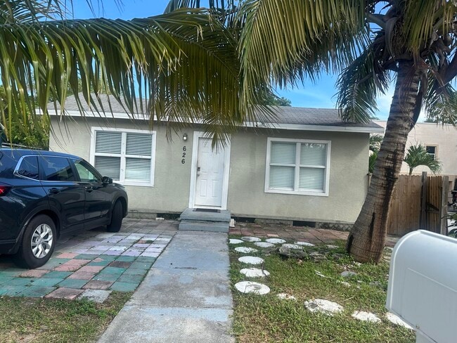 626 S Pine St in Lake Worth Beach, FL - Building Photo - Building Photo