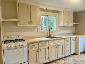 14 Urban St-Unit -B in New Canaan, CT - Building Photo - Building Photo