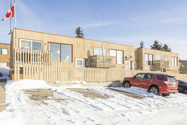 11 Huntington Park Pl NW in Calgary, AB - Building Photo - Building Photo