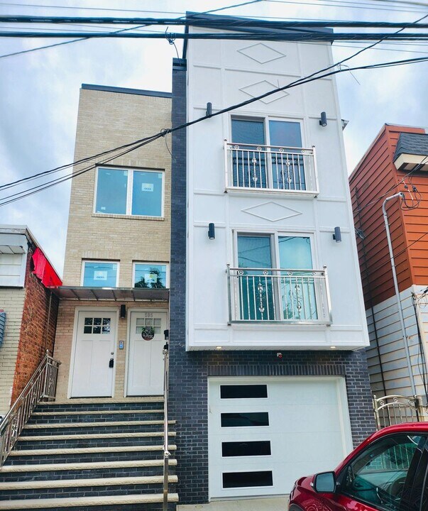 595 N 11th St in Newark, NJ - Building Photo