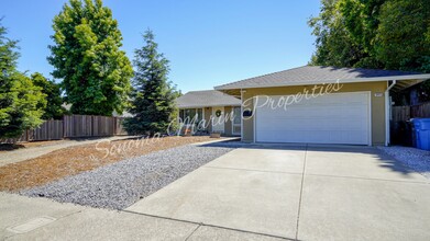 8375 Lancaster Dr in Rohnert Park, CA - Building Photo - Building Photo
