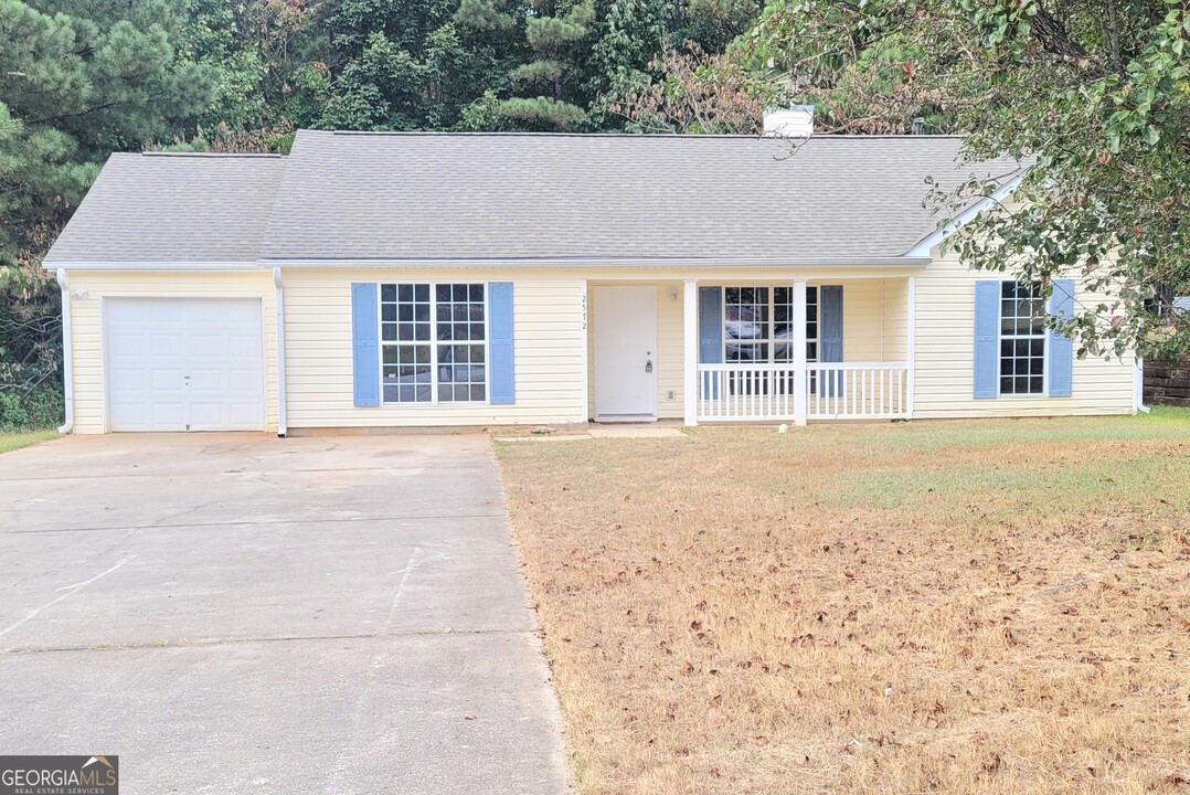 2572 Brenston Dr in Ellenwood, GA - Building Photo