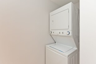 520 W Huron St, Unit 206 in Chicago, IL - Building Photo
