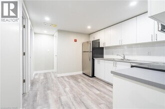 70 Victoria Ave S in Hamilton, ON - Building Photo - Building Photo