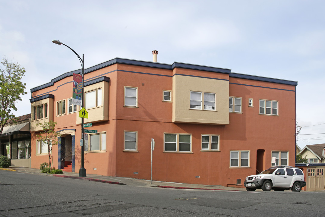 College Cliff Apartments in Oakland, CA - Building Photo