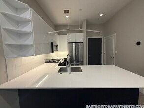 656 Saratoga St, Unit 303 in Boston, MA - Foto de edificio - Building Photo