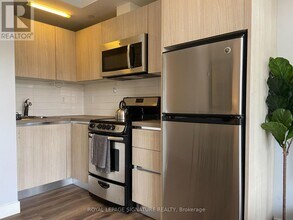 335 College St in Toronto, ON - Building Photo - Building Photo