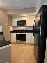 4658 Commander Dr, Unit 823 in Orlando, FL - Building Photo - Building Photo