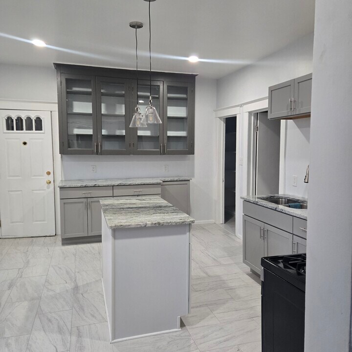 4528 Van Dyke St, Unit Upper Unit in Detroit, MI - Foto de edificio