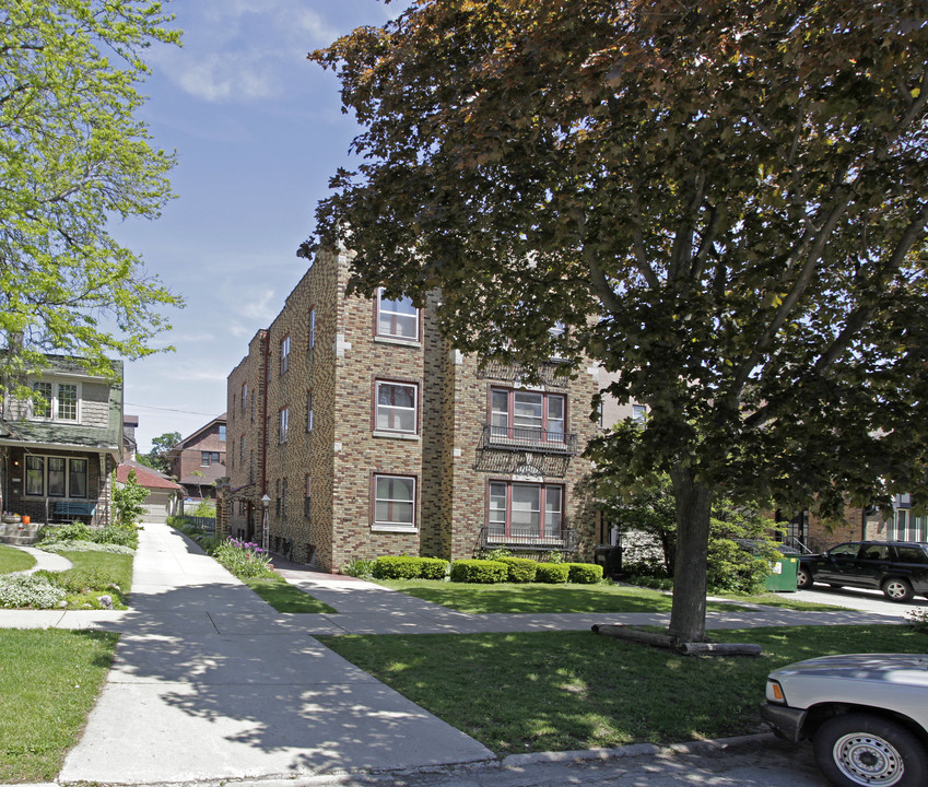 4120 W Juneau Ave in Milwaukee, WI - Foto de edificio