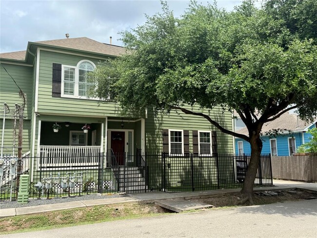 property at 1109 W 15th 1/2 St