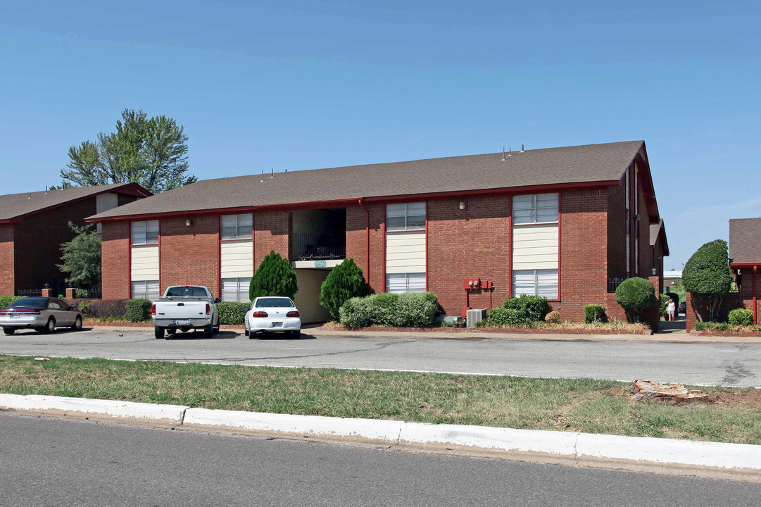 La Villa Elms Apartments in El Reno, OK - Building Photo