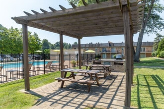 Poplar Terrace in Louisville, KY - Building Photo - Building Photo
