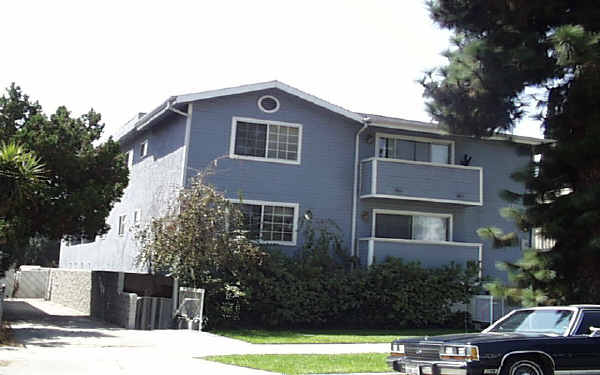 17102 Chatsworth St in Granada Hills, CA - Building Photo - Building Photo