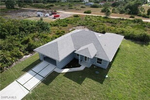 852 Chipley St E in Lehigh Acres, FL - Building Photo