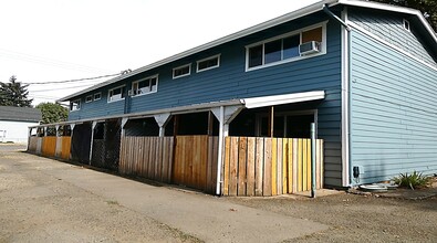 1017 SE Lyle St in Dallas, OR - Building Photo - Building Photo