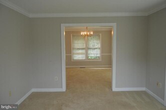 5362 Sequoia Farms Dr in Centreville, VA - Building Photo - Building Photo
