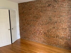 24 Mead St, Unit 3 in Boston, MA - Foto de edificio - Building Photo
