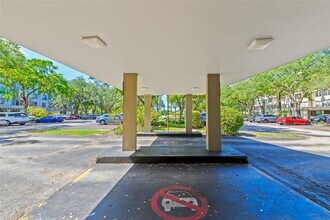 6600 Cypress Rd in Plantation, FL - Foto de edificio - Building Photo
