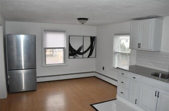 231 Hyde St in Cranston, RI - Foto de edificio - Building Photo