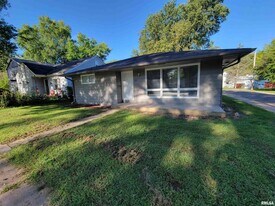 1111 Summer St in Pekin, IL - Building Photo