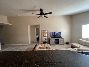 1121 W Little Rabbit Dr in Farmington, NM - Foto de edificio - Building Photo