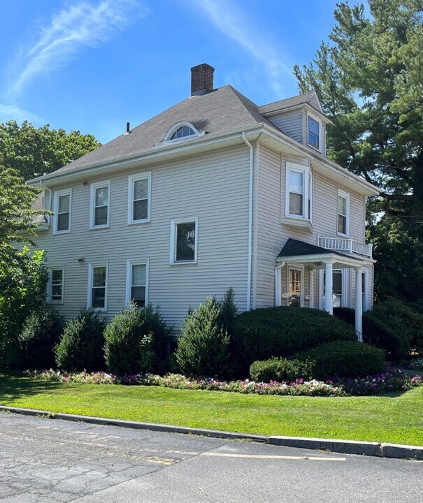 127 Linden St in Wellesley, MA - Building Photo