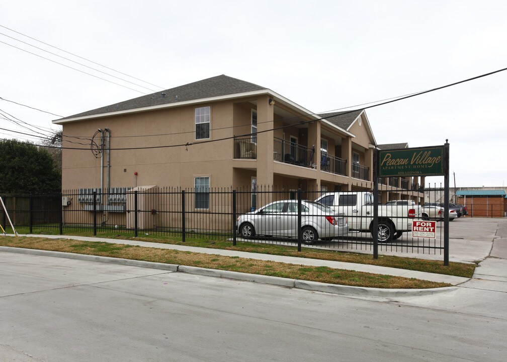 8256 Leonora St in Houston, TX - Building Photo