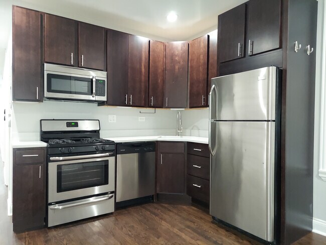 2019 N Hoyne Ave, Unit 1F in Chicago, IL - Building Photo - Building Photo