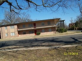 Holiday Apartments in Paris, TX - Building Photo