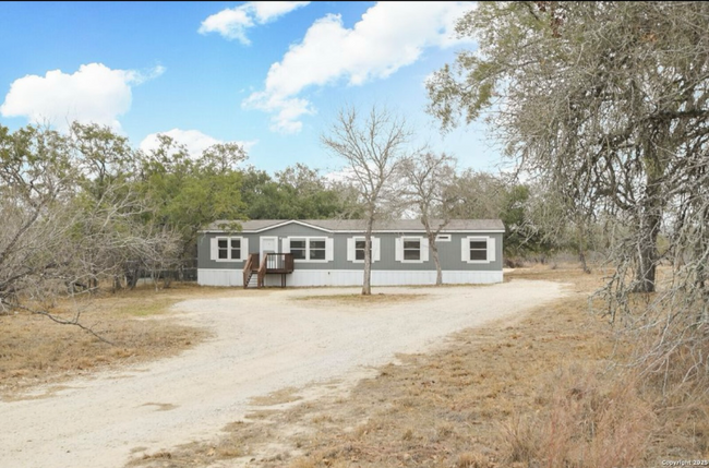 163 Co Rd 7722 in Natalia, TX - Building Photo - Building Photo