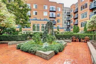 2414 1st Ave-Unit -309 in Seattle, WA - Building Photo - Building Photo
