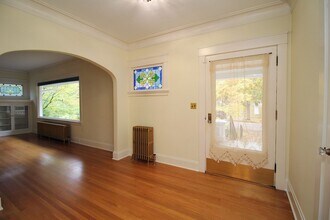 816 NE Laurelhurst Pl in Portland, OR - Building Photo - Building Photo