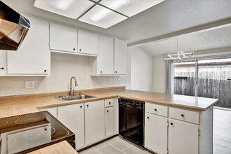 6120 Center Mall Way in Sacramento, CA - Building Photo - Building Photo