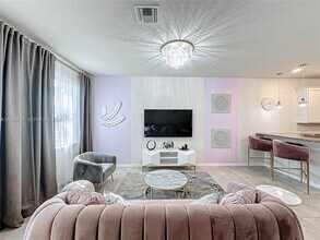 1240 Eucalyptus Dr in Hollywood, FL - Building Photo - Building Photo