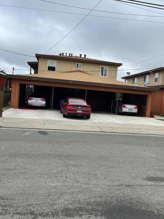 221-235 Sanford Ave in Richmond, CA - Building Photo