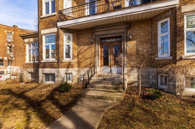 Apts Sherbrooke Est. in Montréal, QC - Building Photo - Building Photo