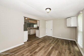 10198 Luana Dr N in Jacksonville, FL - Foto de edificio - Building Photo