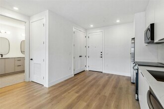 1701 Simond Ave, Unit 401 in Austin, TX - Building Photo - Building Photo