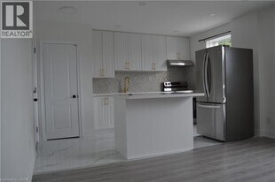 2224 Kingston Rd in Toronto, ON - Building Photo