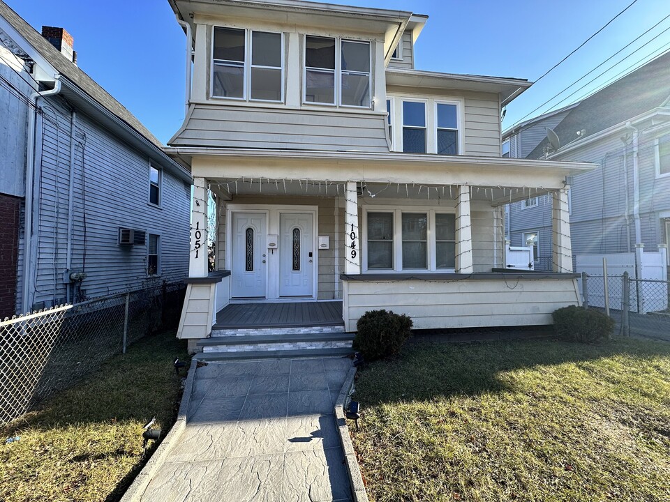 1051 Campbell Ave in West Haven, CT - Building Photo