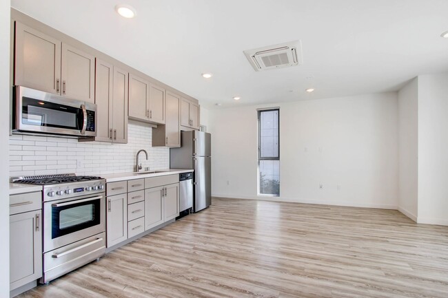 3008 Santa Monica Blvd, Unit 206 in Santa Monica, CA - Building Photo - Building Photo