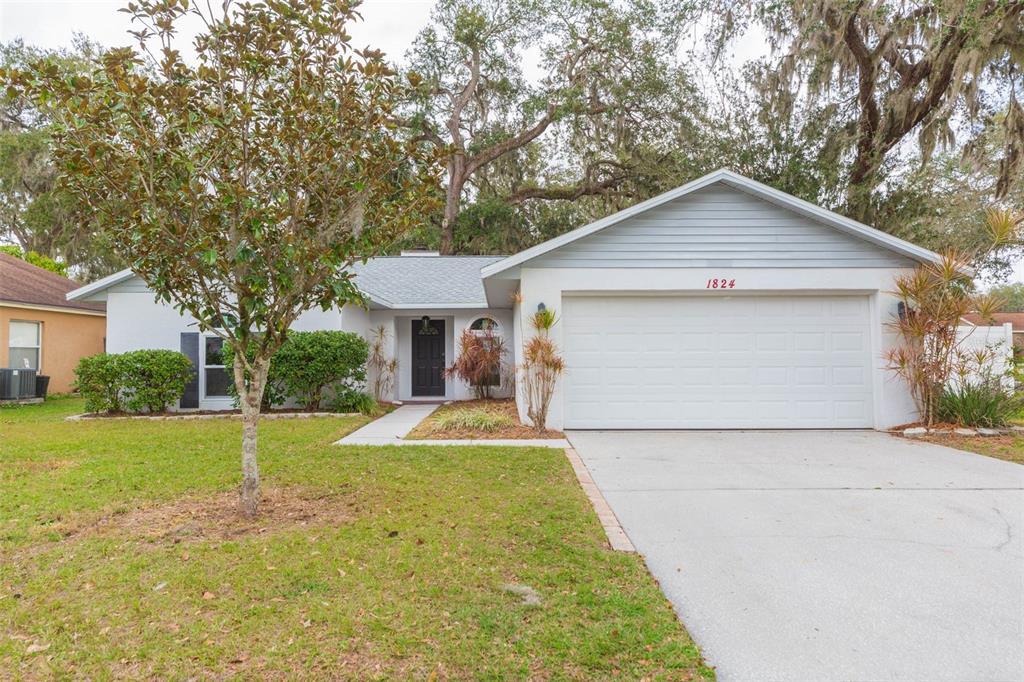 1824 Staysail Dr in Valrico, FL - Building Photo