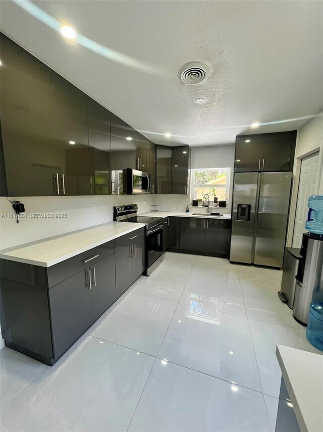 1172 NE 160th Terrace in North Miami Beach, FL - Building Photo - Building Photo