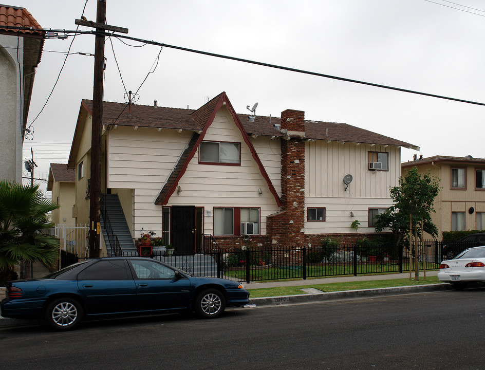 11703 Gale Ave in Hawthorne, CA - Building Photo