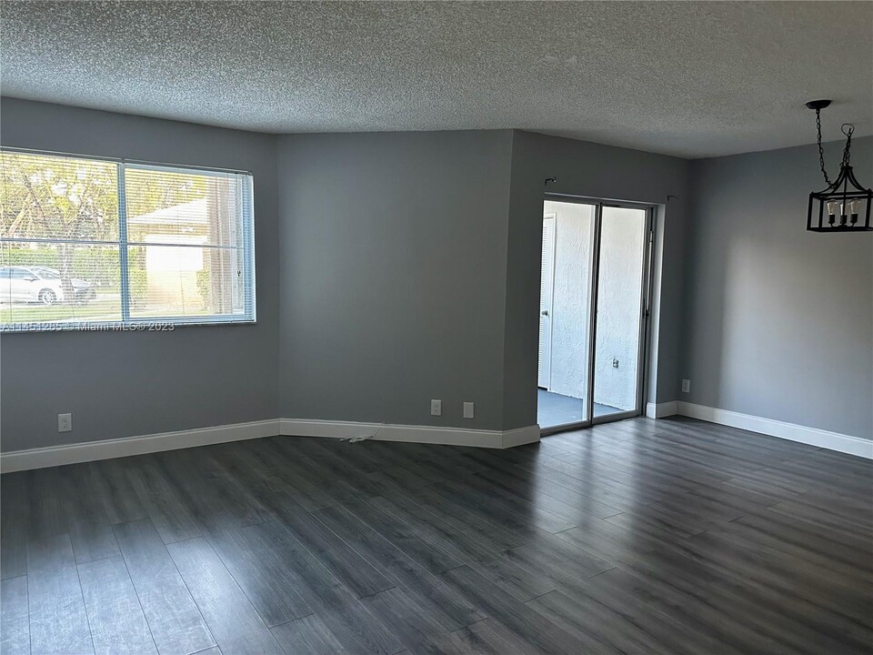9733 Westview Dr-Unit -1315 in Coral Springs, FL - Foto de edificio