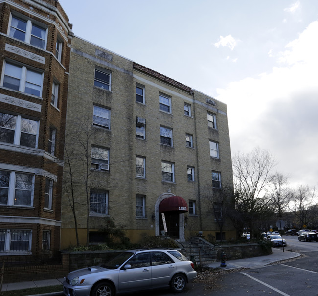 1860 Clydesdale Pl NW in Washington, DC - Foto de edificio - Building Photo