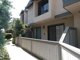 2135 E Valley Pky in Escondido, CA - Building Photo