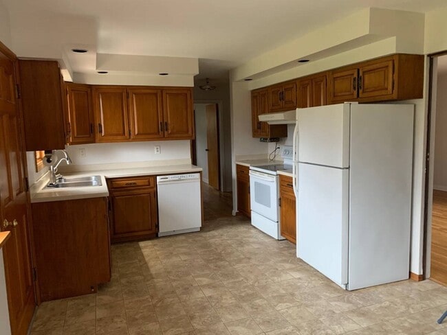 2095 S Linda Dr in Bellbrook, OH - Building Photo - Building Photo