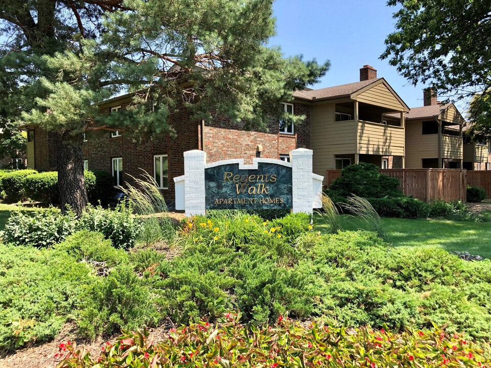 Regent's Walk Apartment Homes in Overland Park, KS - Foto de edificio